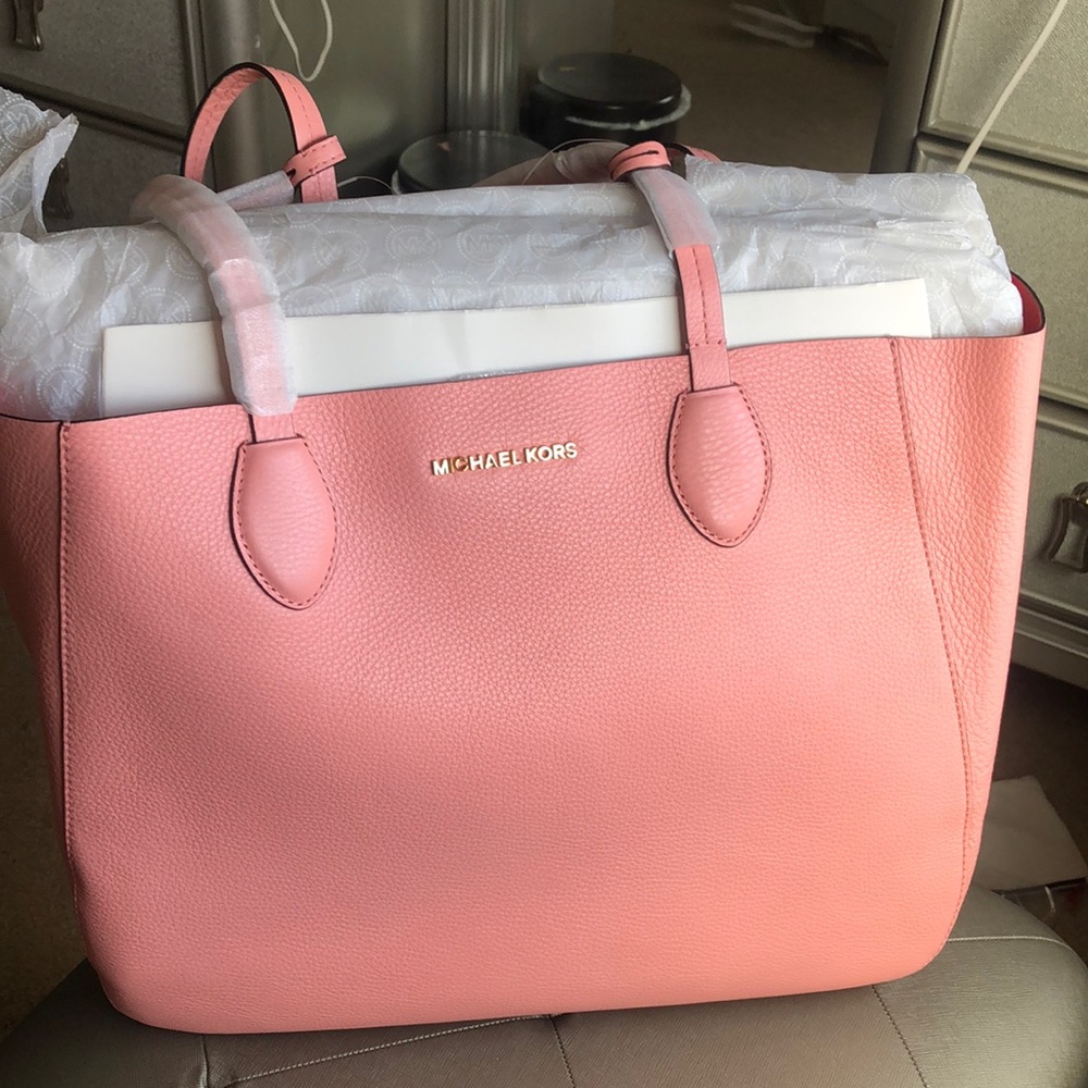 Michael Kors, large leather tote. Comes with matching pouch